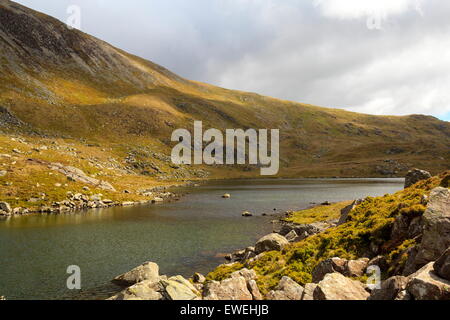 Il piccolo lago, Ffynon Lloer che si trova al di sotto della penna Ole Yr Wen e Carnedd Dafydd, Snowdonia Foto Stock