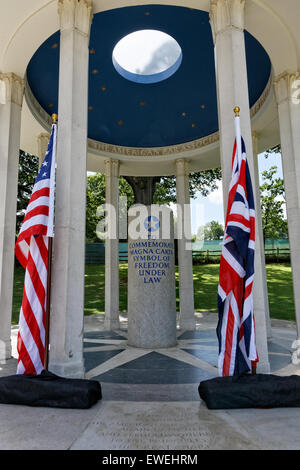 ABA memoriale alla Magna Carta a Runnymede con Stars & Stripes e la bandiera europea Foto Stock