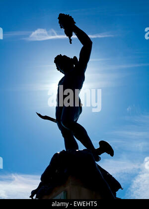 Replica della statua del Perseo e Medusa basato sull'originale da Benevenuto Cellini in Trentham Gardens vicino a Stoke Staffordshire REGNO UNITO Foto Stock