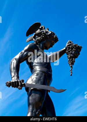 Replica della statua del Perseo e Medusa basato sull'originale da Benevenuto Cellini in Trentham Gardens vicino a Stoke Staffordshire REGNO UNITO Foto Stock