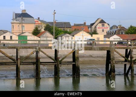 Ponte o molo nel porto di Grandcamp-Maisy in Normandia, Francia, a bassa marea. Vista sul quartiere del porto. Foto Stock