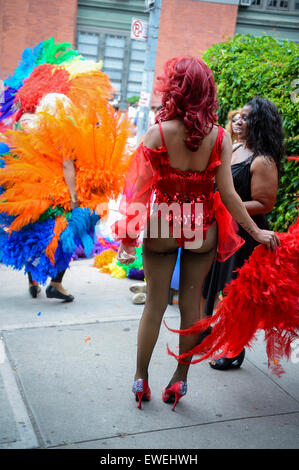 La città di NEW YORK, Stati Uniti d'America - 30 giugno 2013: trascinare regine in costumi teatrali raccogliere su Greenwich Village marciapiede durante l'orgoglio. Foto Stock