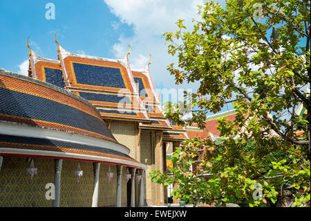 Tempio buddista architettura di Wat Ratchabopit sotto il cielo blu a Bangkok in Tailandia Foto Stock
