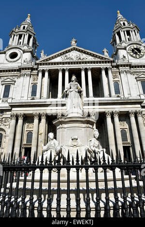 Queen Anne statua che si trova nella parte anteriore del St. Pauls Catherdal, City of London, England Regno Unito Regno Unito Foto Stock