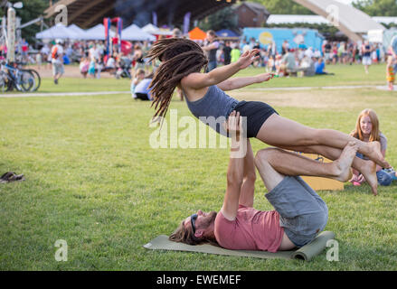 Bozeman, Montana/STATI UNITI D'America - 24 giugno 2015: giovane dimostrare acroyoga nel parco durante il mercato degli agricoltori. Foto Stock
