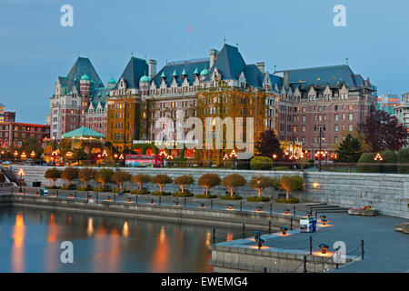 Il famoso punto di riferimento, l'Empress Hotel (Fairmont Hotel) al crepuscolo illuminato nel Porto Interno di Victoria, Vancouver Isla Foto Stock