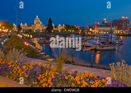 Victoria's Inner Harbour accesa al crepuscolo con il BC agli edifici del parlamento in background, Victoria, Isola di Vancouver, Foto Stock