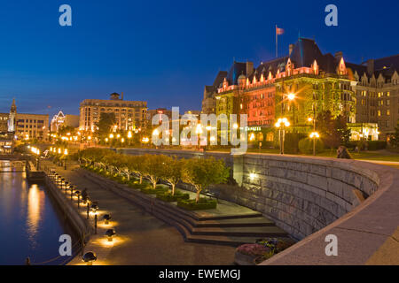 Illuminata Victoria's Inner Harbour con il landmark Empress Hotel (Fairmont Hotel) in background al crepuscolo, Victoria, V Foto Stock