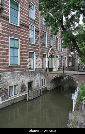 Paushuize (Casa Papale) a Kromme Nieuwgracht canal a Utrecht, inizi del XVI secolo maniero edificato per il solo Olandese, papa Adriano IV Foto Stock