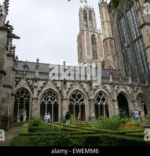 Cortile interno (Pandhof) della gotica Chiesa del Duomo, Utrecht, Paesi Bassi. Torre di Dom in background. Medievale giardino botanico Foto Stock