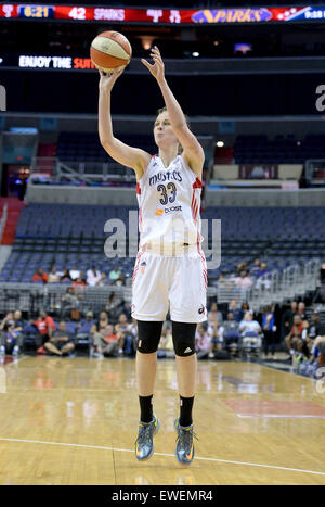 Washington, DC, Stati Uniti d'America. Il 23 giugno, 2015. 20150623 - Washington Mystics center Emma Meesseman (33) punteggi contro la Los Angeles Sparks nella seconda metà al Verizon Center di Washington. I Mistici sconfitto le scintille, 84-80. © Chuck Myers/ZUMA filo/Alamy Live News Foto Stock