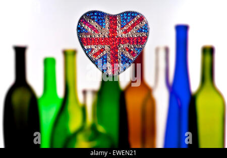 In inglese il concetto di vino con cuore riflettente a forma scintillante Union Jack Flag motif con colorate le bottiglie di vino dietro Foto Stock