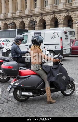 Motociclisti in attesa in corrispondenza di una luce di arresto a Parigi, Francia Foto Stock