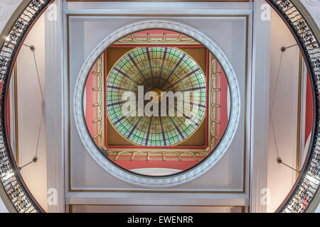 Coloratissima cupola in vetro colorato del Queen Victoria Building. Sydney, Nuovo Galles del Sud, Australia Foto Stock