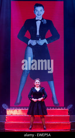 Becky O'Brien eseguendo. UK premiere di "Judy - Il libro dei Canti di Judy Garland' - una mostra per celebrare il i brani classici di Judy Garland - si apre a nuovi Wimbledon Theatre, Londra prima di un tour del Regno Unito. La mostra va dal 16 al 20 giugno 2015. Foto Stock