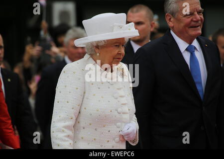 Berlino, Germania. Il 24 giugno 2015. Sua Maestà la Regina Elisabetta II (sinistra) lascia la celebrazione del cinquantesimo regina della lezione, accompagnato dal Presidente Joachim Gauck, durante i suoi quattro giorni di visita di Stato in Germania. © Madeleine Lenzo/Pacific premere /Alamy Live News Foto Stock