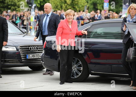 Berlino, Germania. Il 24 giugno 2015. Il cancelliere Angela Merkel durante l'arrivo per il cinquantesimo di Queen's lezione all Università di Tecnologia di Berlino. © Madeleine Lenzo/Pacific premere /Alamy Live News Foto Stock