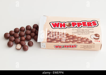 Una scatola di caramelle Whoppers. Whoppers sono il latte al malto in sfere ricoperte di cioccolato e prodotto dalla Hershey Company. Foto Stock