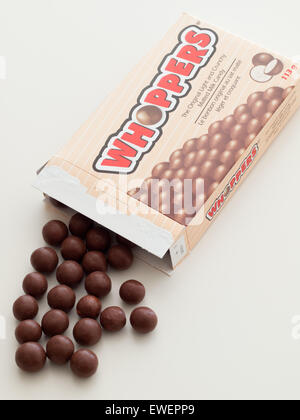 Una scatola di caramelle Whoppers. Whoppers sono il latte al malto in sfere ricoperte di cioccolato e prodotto dalla Hershey Company. Foto Stock