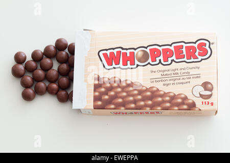 Una scatola di caramelle Whoppers. Whoppers sono il latte al malto in sfere ricoperte di cioccolato e prodotto dalla Hershey Company. Foto Stock