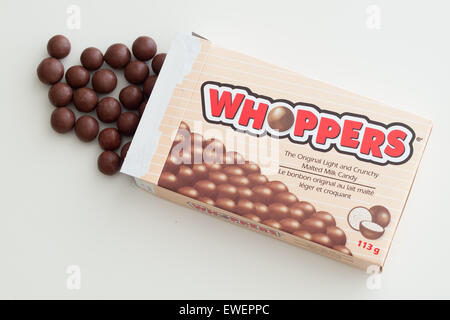 Una scatola di caramelle Whoppers. Whoppers sono il latte al malto in sfere ricoperte di cioccolato e prodotto dalla Hershey Company. Foto Stock
