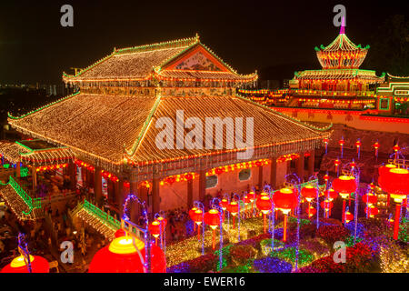 Splendidamente illuminato Tempio di Kek Lok Si in Penang durante il Nuovo Anno Cinese. Foto Stock