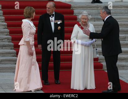 Berlino, Germania. Il 24 giugno 2015. Il Presidente tedesco Joachim Gauck (1R) saluta la Gran Bretagna è la Regina Elisabetta II (II) R e del principe Filippo (terza R) al Bellevue Palace a Berlino, Germania, il 24 giugno 2015. La regina Elisabetta II e suo marito il Principe Filippo sono in visita ufficiale in Germania. © Luo Huanhuan/Xinhua/Alamy Live News Foto Stock