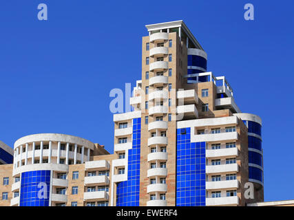 Facciata di un edificio massiccio con gallerie e balconi Foto Stock