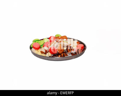 Torte appena sfornate di rosa, verde e color crema su un vassoio di metallo Foto Stock