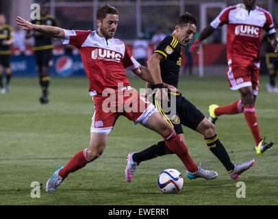 Columbus, Ohio, Stati Uniti d'America. Il 24 giugno 2015. La Nuova Inghilterra rivoluzione defender Chris Tierney (8) e Columbus Crew SC centrocampista Ethan Finlay (13) lotta per la palla durante una stagione regolare corrispondenza tra Columbus Crew SC e il New England Revolution nel Mapfre Stadium, in Columbus OH. Credito: Brent Clark/Alamy Live News Foto Stock