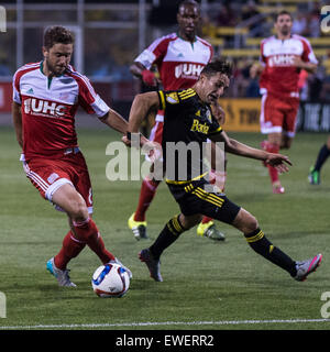 Columbus, Ohio, Stati Uniti d'America. Il 24 giugno 2015. La Nuova Inghilterra rivoluzione defender Chris Tierney (8) e Columbus Crew SC centrocampista Ethan Finlay (13) lotta per la palla durante una stagione regolare corrispondenza tra Columbus Crew SC e il New England Revolution nel Mapfre Stadium, in Columbus OH. Credito: Brent Clark/Alamy Live News Foto Stock
