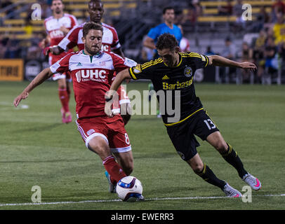 Columbus, Ohio, Stati Uniti d'America. Il 24 giugno 2015. La Nuova Inghilterra rivoluzione defender Chris Tierney (8) e Columbus Crew SC centrocampista Ethan Finlay (13) lotta per la palla durante una stagione regolare corrispondenza tra Columbus Crew SC e il New England Revolution nel Mapfre Stadium, in Columbus OH. Credito: Brent Clark/Alamy Live News Foto Stock