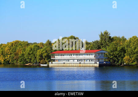 Pier il abbastanza banca del fiume nel giorno di estate Foto Stock