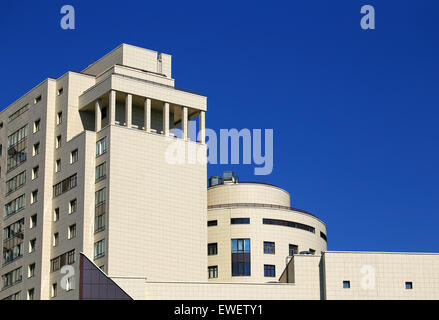 Facciata di un edificio massiccio con gallerie e balconi Foto Stock