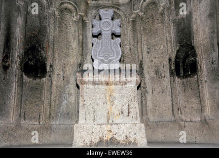 Stilizzata armeno chiesa di pietra croce in una antica costruzione Foto Stock