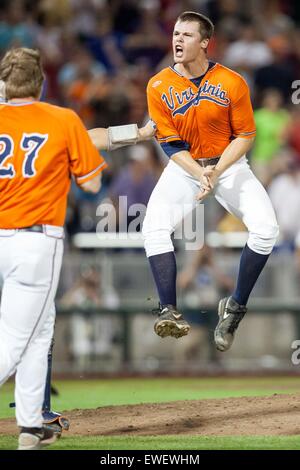 Giugno 24, 2015: Virginia brocca Nathan Kirby #19 in azione durante il gioco 3 del 2015 uomini del NCAA College World Series Finals tra la Virginia Cavaliers e Vanderbilt Commodores a TD Ameritrade Park in Omaha, NE.Virginia ha vinto (4, 2).Oggi le presenze: 17,689.Nathan Olsen/Cal Sport Media Foto Stock