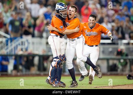 Giugno 24, 2015: Virginia brocca Nathan Kirby #19 e Matt Thaiss #21 reagire dopo che fissano il campionato nazionale a titolo di 2015 uomini del NCAA College World Series Finals tra la Virginia Cavaliers e Vanderbilt Commodores a TD Ameritrade Park in Omaha, NE.Virginia ha vinto (4, 2).Oggi le presenze: 17,689.Nathan Olsen/Cal Sport Media Foto Stock