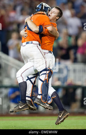 Giugno 24, 2015: Virginia brocca Nathan Kirby #19 e Matt Thaiss #21 reagire dopo che fissano il campionato nazionale a titolo di 2015 uomini del NCAA College World Series Finals tra la Virginia Cavaliers e Vanderbilt Commodores a TD Ameritrade Park in Omaha, NE.Virginia ha vinto (4, 2).Oggi le presenze: 17,689.Nathan Olsen/Cal Sport Media Foto Stock