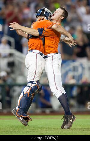 Giugno 24, 2015: Virginia brocca Nathan Kirby #19 e Matt Thaiss #21 reagire dopo che fissano il campionato nazionale a titolo di 2015 uomini del NCAA College World Series Finals tra la Virginia Cavaliers e Vanderbilt Commodores a TD Ameritrade Park in Omaha, NE.Virginia ha vinto (4, 2).Oggi le presenze: 17,689.Nathan Olsen/Cal Sport Media Foto Stock