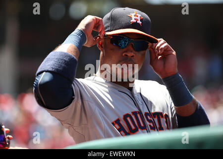 Anaheim, California, USA. Il 24 giugno 2015. Houston Astros terzo baseman Luis Valbuena #18 Guarda i cavalletti in gioco tra Houston Astros e il Los Angeles gli angeli di Anaheim, Angel Stadium, Anaheim, CA. Fotografo: Pietro Joneleit Credito: csm/Alamy Live News Foto Stock