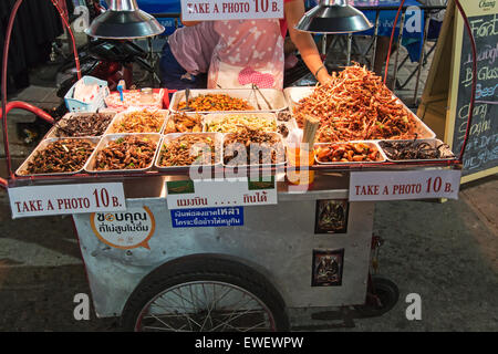 Bangkok, Thailandia - Aprile 17,2015: un venditore ambulante di vendita insetti fritti ai turisti su Khao San Road di Bangkok Foto Stock