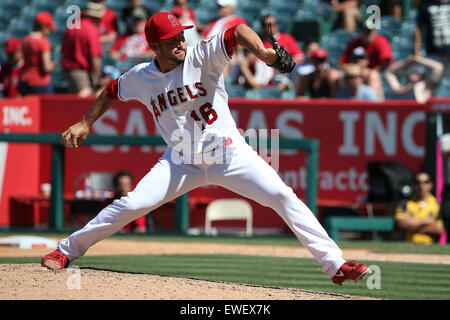 Anaheim, California, USA. Il 24 giugno 2015. Los Angeles Angels relief pitcher Huston Street #16 piazzole in rilievo nel gioco tra Houston Astros e il Los Angeles gli angeli di Anaheim, Angel Stadium, Anaheim, CA. Fotografo: Pietro Joneleit Credito: csm/Alamy Live News Foto Stock