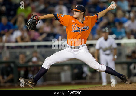 Giugno 24, 2015: Virginia brocca Nathan Kirby #19 in azione durante il gioco 3 del 2015 uomini del NCAA College World Series Finals tra la Virginia Cavaliers e Vanderbilt Commodores a TD Ameritrade Park in Omaha, NE.Virginia ha vinto (4, 2).Oggi le presenze: 17,689.Nathan Olsen/Cal Sport Media Foto Stock