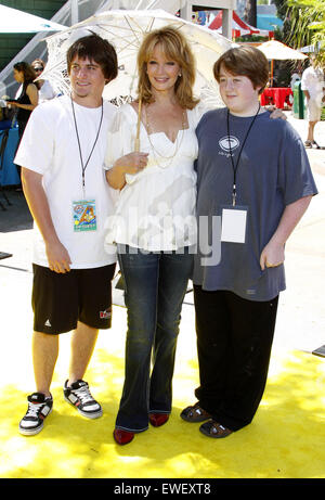 Deidre Hall e i suoi figli frequentano i Simpsons Ride celebrazione di apertura delle parti tenutasi presso l'Universal Studios di Hollywood. Foto Stock