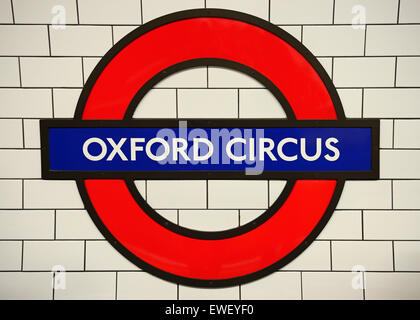 Oxford Circus la Stazione della Metropolitana di segno. Londra, Regno Unito. Foto Stock