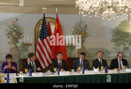 Washington, Stati Uniti d'America. Il 23 giugno, 2015. (L-R)U.S. Il segretario del commercio Penny Pritzker, U.S. Il vice Segretario di Stato Antony Blinken, Cinese Vice Premier Wang Yang, U.S. Il segretario al Tesoro Jacob Lew, Cinese Consigliere di Stato Yang Jiechi, U.S. Rappresentante di commercio Michael Froman partecipare a una tavola rotonda breaskfast riunione durante il settimo round della Cina-STATI UNITI Strategico e il dialogo economico (S&ED) in Washington, DC, Stati Uniti, 23 giugno 2015. © Yin Bogu/Xinhua/Alamy Live News Foto Stock