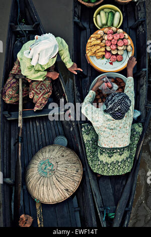 Attività di trading in mattina a lok baintan mercato galleggiante, sud Borneo indonesiano Foto Stock