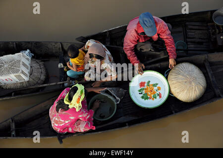 Attività di trading in mattina a lok baintan mercato galleggiante, sud Borneo indonesiano Foto Stock