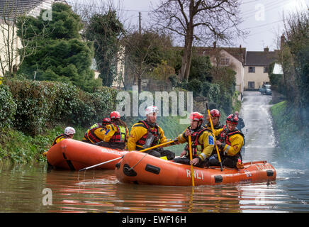 RNLI delle squadre di soccorso in Lyng, Somerset durante le inondazioni nel Feb 2014 Foto Stock