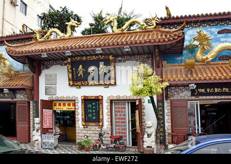 Piccoli negozi nella città vecchia ( che circonda il Giardino di Yuyuan district ) Shanghai Huangpu District cinese Cina Foto Stock